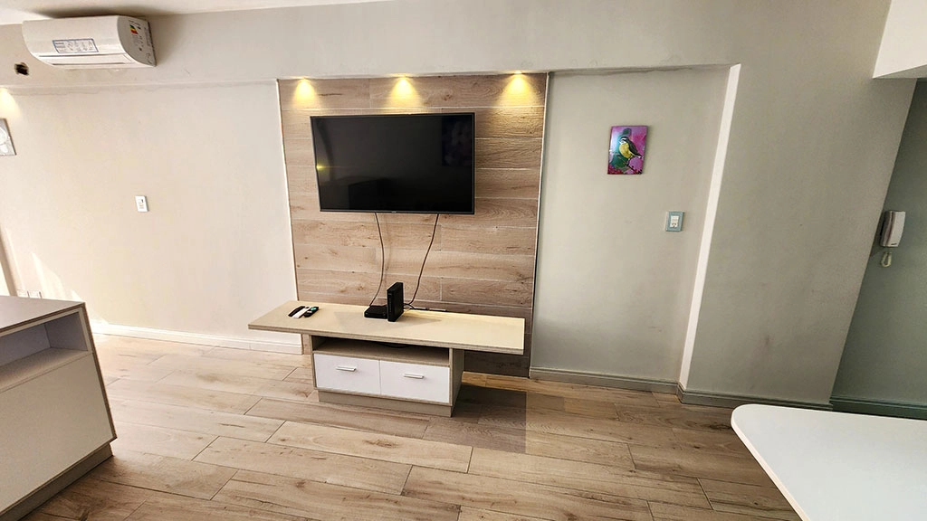Excelente estudio en plena calle Corrientes, a metros del Paseo la Plaza, subte B, múltiples líneas de colectivos a toda la ciudad, reciclado a nuevo.