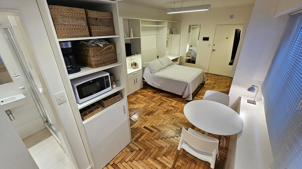 departamento monoambiente equipado, reciclado a nuevo, aire acondicionado frio-calor, tv smart, cama doble rebatible