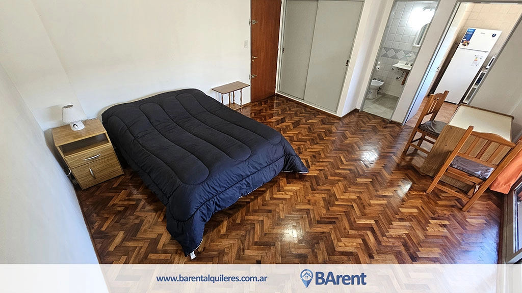 Comodo monoambiente con cocina separada y balcón en Balvanera