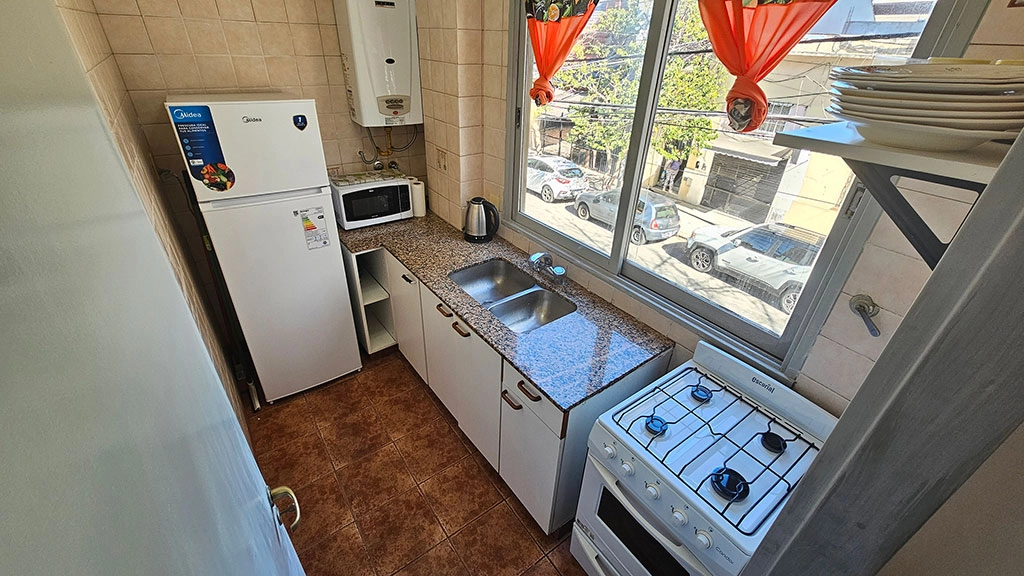 Comodo monoambiente con cocina separada y balcón en Balvanera