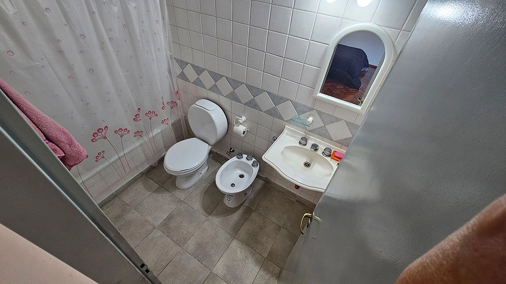 Comodo monoambiente con cocina separada y balcón en Balvanera