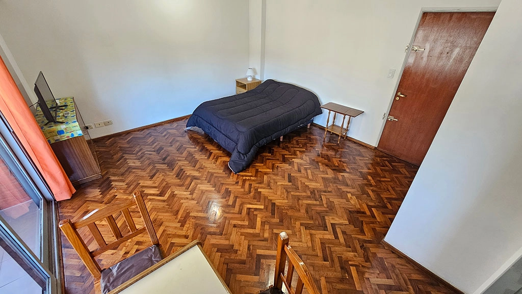 Comodo monoambiente con cocina separada y balcón en Balvanera