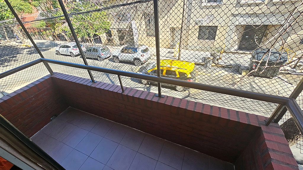 Comodo monoambiente con cocina separada y balcón en Balvanera