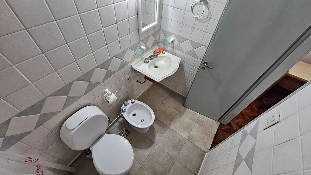 Comodo monoambiente con cocina separada y balcón en Balvanera