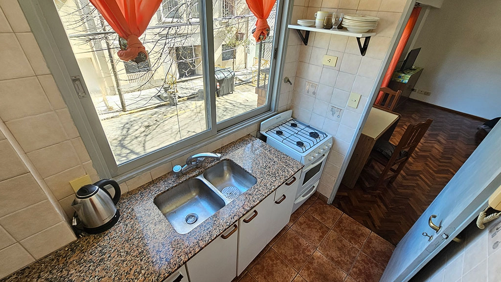 Comodo monoambiente con cocina separada y balcón en Balvanera