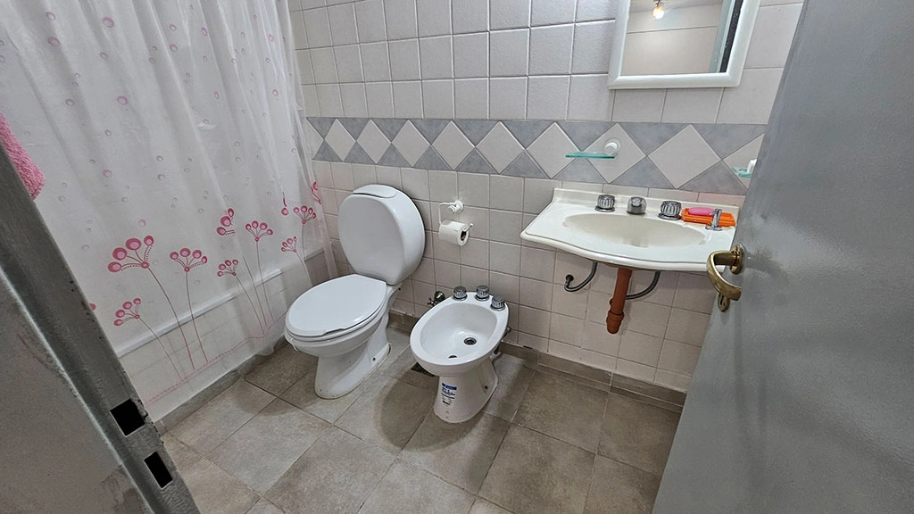 Comodo monoambiente con cocina separada y balcón en Balvanera