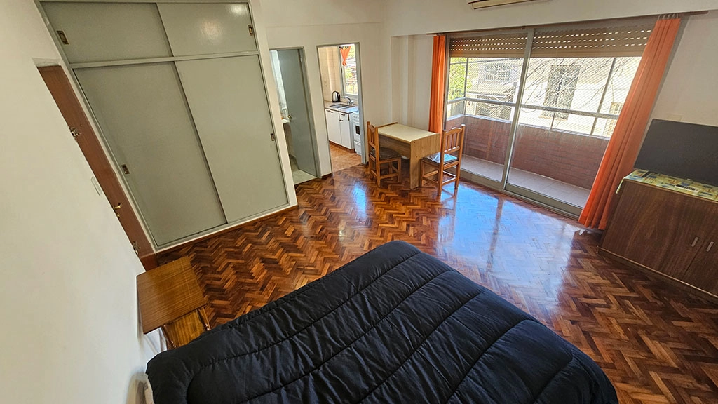 Comodo monoambiente con cocina separada y balcón en Balvanera