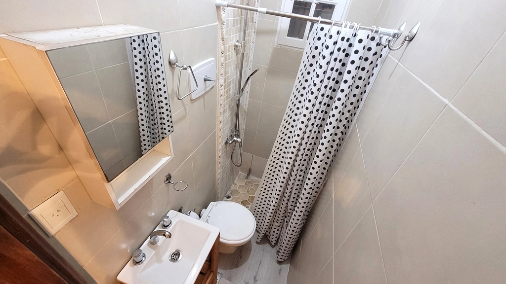 Monoambiente reciclado Uruguay al 600 zona Tribunales alquiler temporario