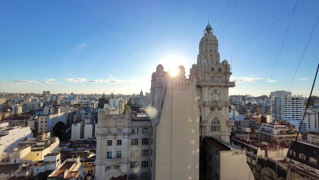 Amplio studio en plena Avenida de Mayo, vista al Palacio Barolo